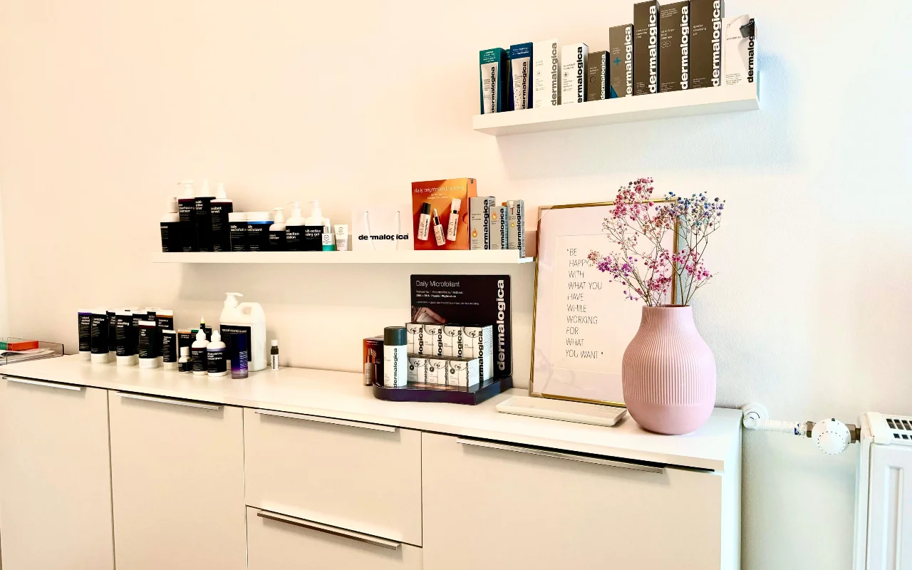 Dermalogica-Produktwand und Empfangsbereich